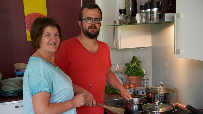 Fabian Goertz mit seiner Mutter in der Küche. 