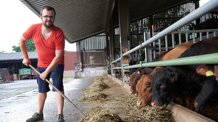 Fabian Goertz versorgt die Schweine. 
