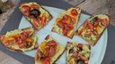 Auberginen-Röllchen und geröstetes Brot mit Avocadocreme