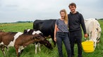 Kate Jacobi mit mann Julius auf der Kuhweide.