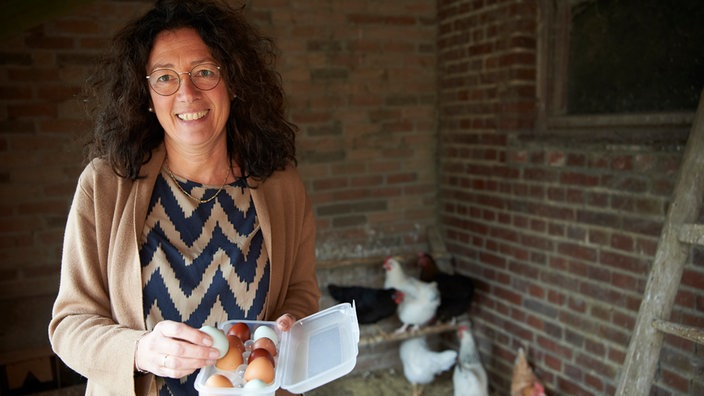 Dorothee mit Eiern im Hühnerstall 