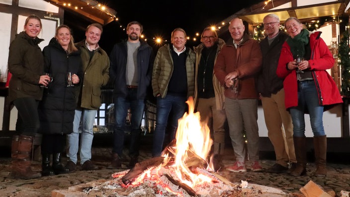 Björn Freitag (5.v.l.) und Frank Buchholz (6.v.l.) feiern Weihnachten mit ihren Gästen auf dem Meierhof Rassfeld 