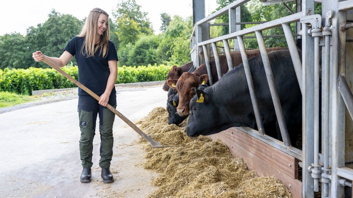 Leonie Froböse versorgt die Kühe mit Stroh. 