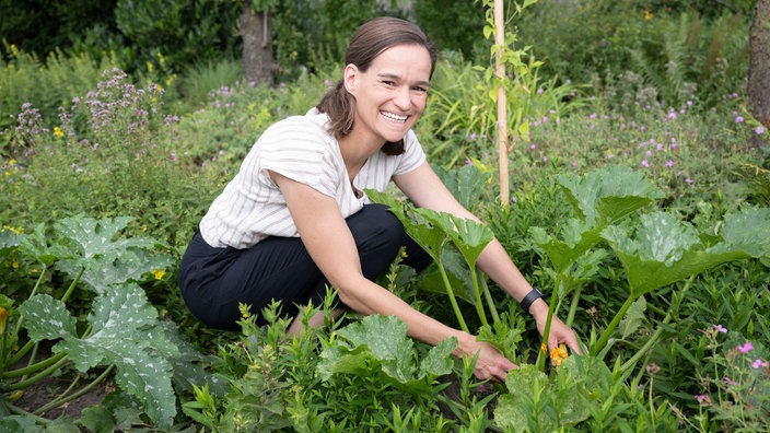  Louise Niehues in ihrem Gemüsegarten. 
