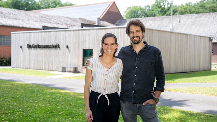  Louise Niehues mit ihrem Mann Carl vor der Fischzucht-Anlage .