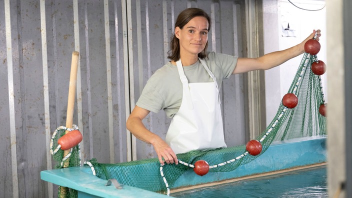  Louise Niehues mit einem Netz am Becken. 