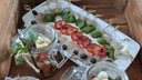Spargel-Erdbeer-Salat mit Macadamia-Ziegenfrischkäse-Bällchen ud gebeiztem Fisch