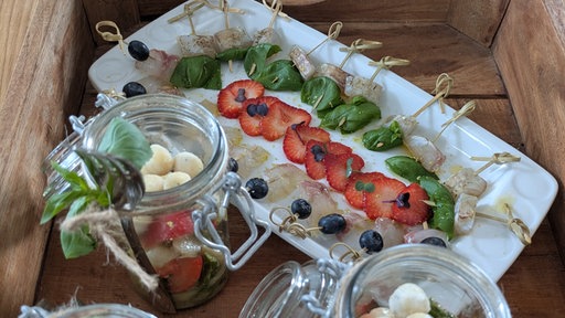 Spargel-Erdbeer-Salat mit Macadamia-Ziegenfrischkäse-Bällchen ud gebeiztem Fisch