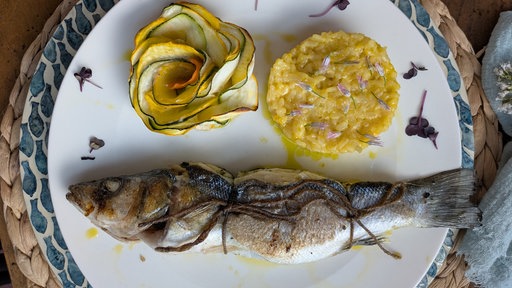 Gegrillter Wolfsbarsch an Zitronenrisotto und Zucchini-Röschen