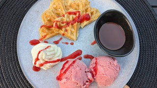 Bergische Waffeln mit Eis. 