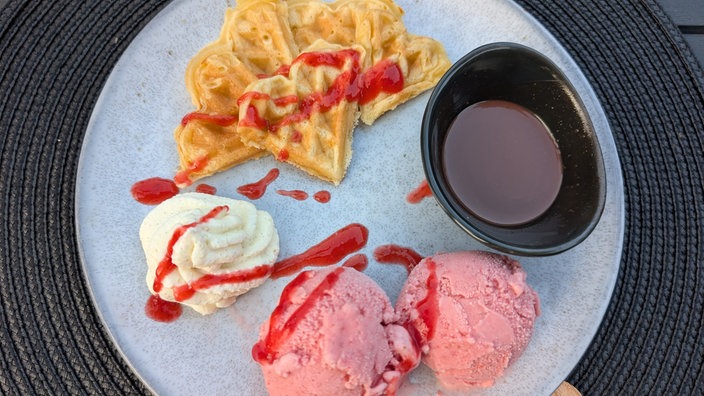 Bergische Waffeln mit Eis. 