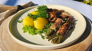Schweinerouladen & Schinkenbraten mit Sennekartoffeln und Bohnen im Schinkenmantel
