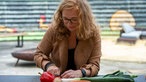 Petra Balster-Spinne schnippelt Gemüse.