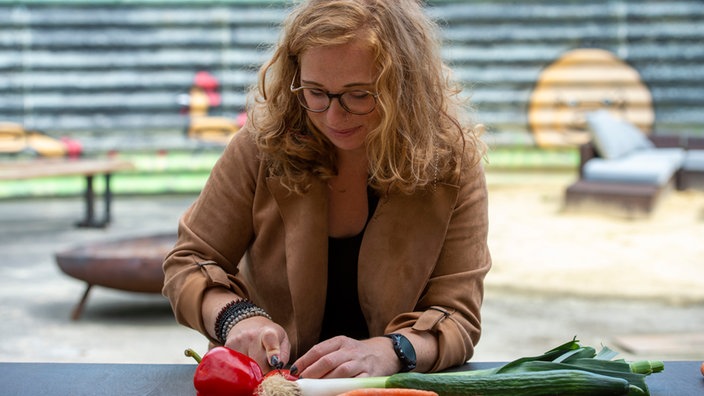 Petra Balster-Spinne schnippelt Gemüse.
