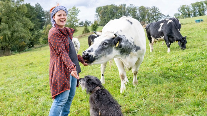 Rahel Kremershof bei den Kühen auf der Weide. 