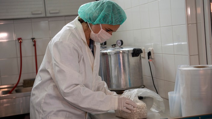 Sarah Küper im sterilen Anzug 