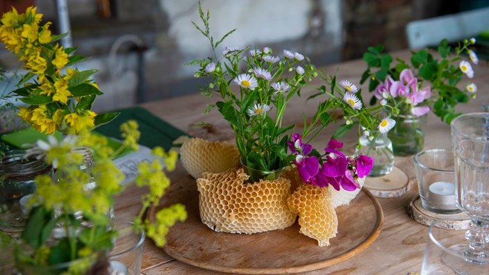 Tischdeko aus Bienenwachs von Sebastian Klein.