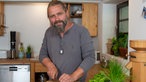 Sebastian Klein in der Küche.