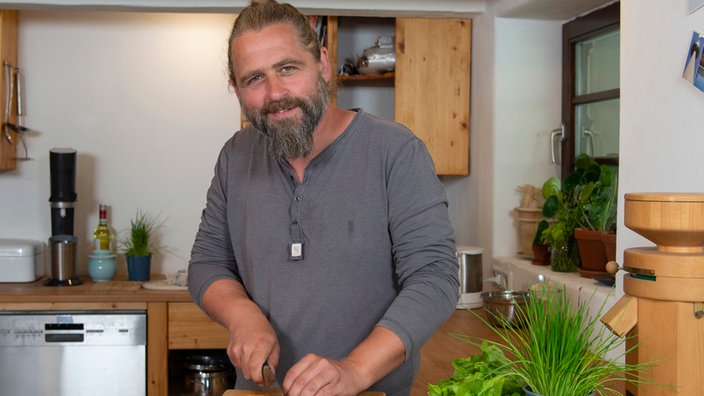 Sebastian Klein in der Küche.