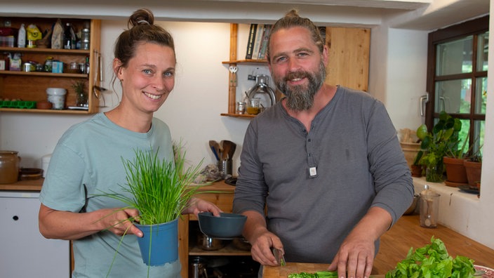 Sebastian Klein mit seiner guten Freundin Sophie in der Küche.