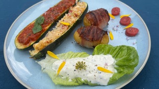 Gefüllte Zucchini mit Rosmarin-Kartoffeln im Speckmantel & Kräuterdip