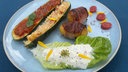 Gefüllte Zucchini mit Rosmarin-Kartoffeln im Speckmantel & Kräuterdip