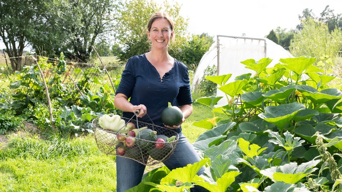 Sylvia Geldmacher in ihrem Gemüsegarten