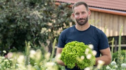 Uli Schauerte in seinem Garten.