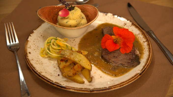 Braten vom Weideochsen mit Wildkräuterpüree und Zucchini-Spaghetti von Verena Krimbacher