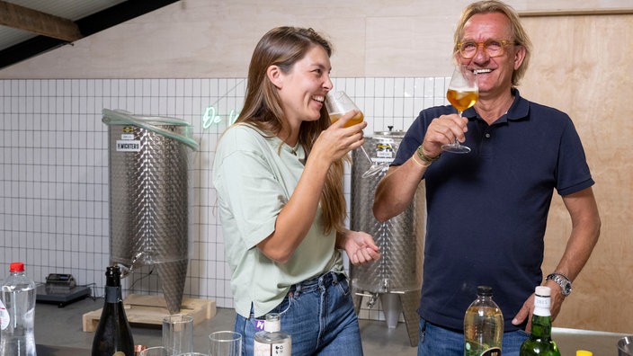 Lotte Daalman und Frank Buchholz kosten Likör. 