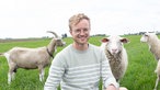 Dietmer Yntema inmitten seiner Schafe. 
