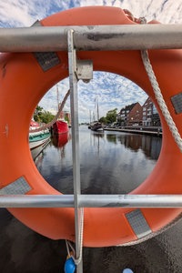 Blick durch einen Rettungsring an Bord
