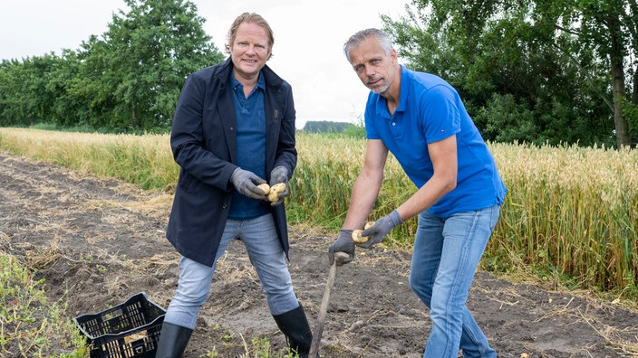 Björn Freitag mit Bernardus Smits auf dem Kartoffelacker