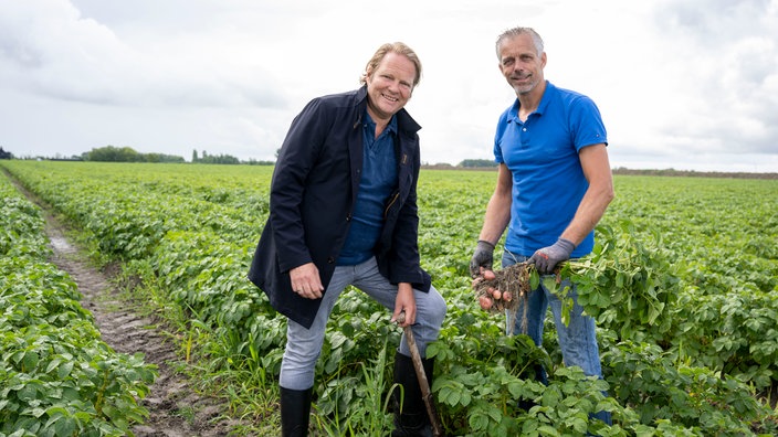 Björn Freitag mit Bernardus Smits auf dem Feld.