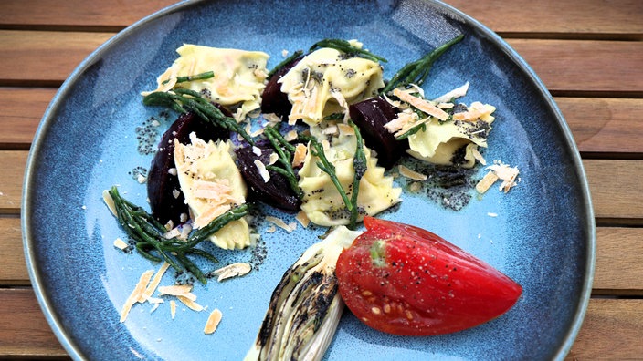 Käse-Agnolotti mit marinierter Roter Bete, Tomaten, Fenchel, Queller