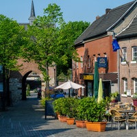 Auf dem hisorischen Rosstorplatz in Wassenberg stehen Bänke und Tische vor noch geschlossenen Gastronomiebetrieben.