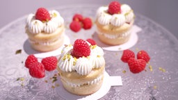 Buttermilchkuchen mit Pistazien und Himbeeren