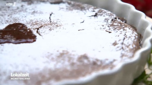 Schokotarte mit Puderzucker bestäubt