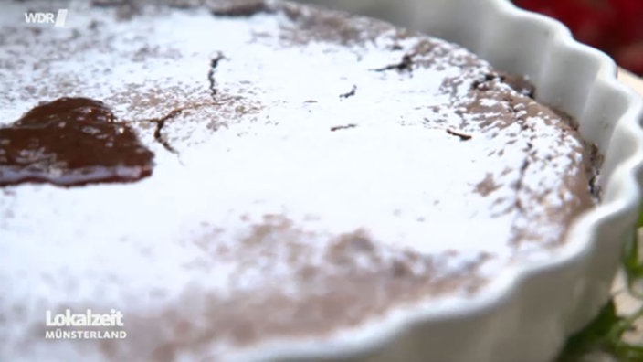 Schokotarte mit Puderzucker bestäubt