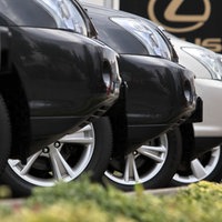 Das Bild zeigt Autos beim Autohändler.