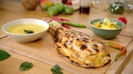 Dorade im Salzteig mit Kokos-Curry-Sauce und Mangoldsalat
