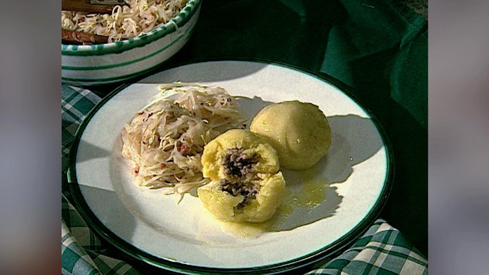 Gefüllte Kartoffelknödel mit warmem Krautsalat 