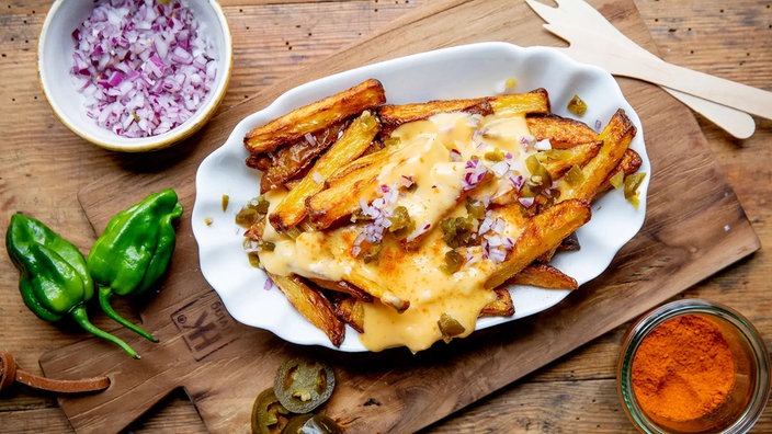 Pommes frites mit Käse-Chilisoße 