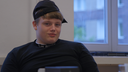 Ein jugendlicher Junge mit umgedrehter schwarzer Kappe und schwarzem T-Shirt.