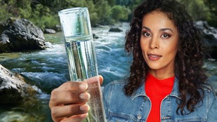 Florence Randrianarisoa hält ein großes Messgefäß mit Wasser