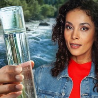 Florence Randrianarisoa hält ein großes Messgefäß mit Wasser