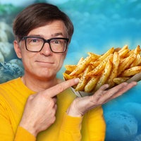 Ralph Caspers mit einer Schale Pommes Frites