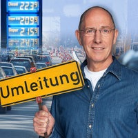 Thomas Ranft mit Umleitungsschild