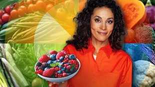 Florence Randrianarisoa hält eine Schale mit regionalem Obst