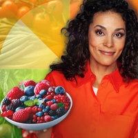 Florence Randrianarisoa hält eine Schale mit regionalem Obst